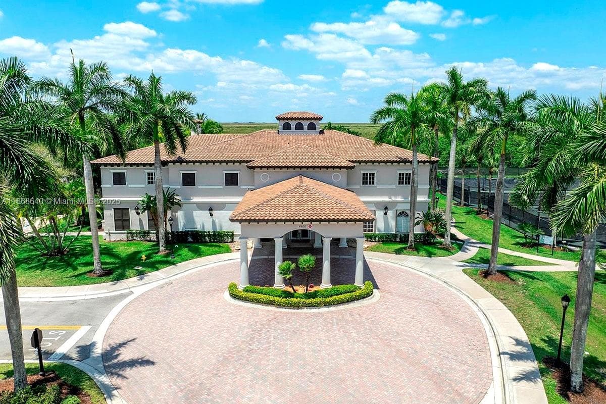 CLUBHOUSEDesigned with families in mind, we offer two elegantly decorated clubhouses, open daily. The clubhouses feature a resort-style pool with spa, state-of-the-art fitness centers, an aerobics studio, men’s and women’s locker rooms, multipurpose meeting rooms, a study lounge, sauna and steam room, as well as outdoor racquetball and basketball courts.