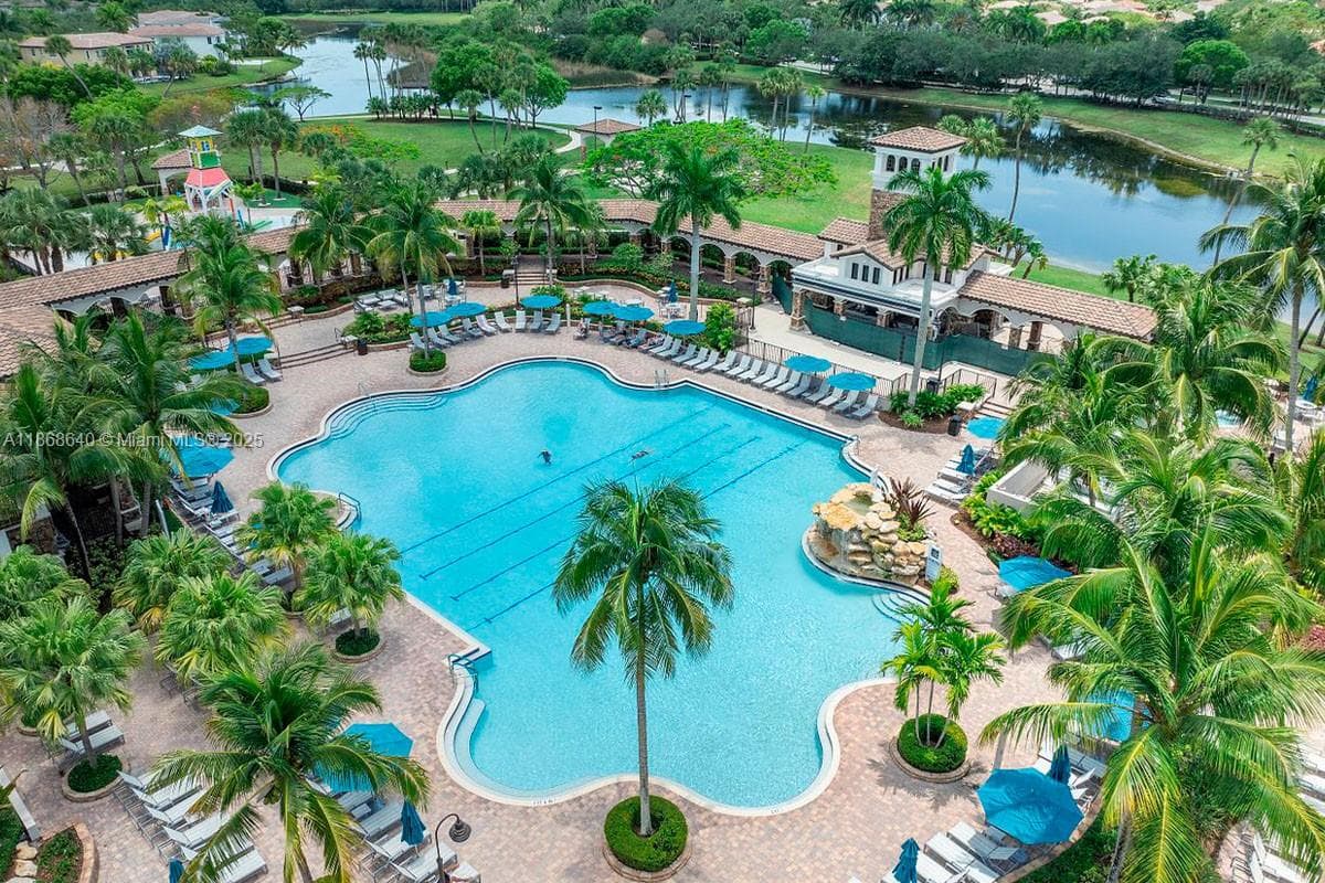 THE POOLAmong the many outdoor amenities, residents can relax at the spacious pool at The Commons or at the resort-style Plaza del Lago pool. A picturesque waterfall with lush terraced landscaping enhances the setting of both pools, and there is a selection of poolside chairs to enjoy the Florida sunshine.