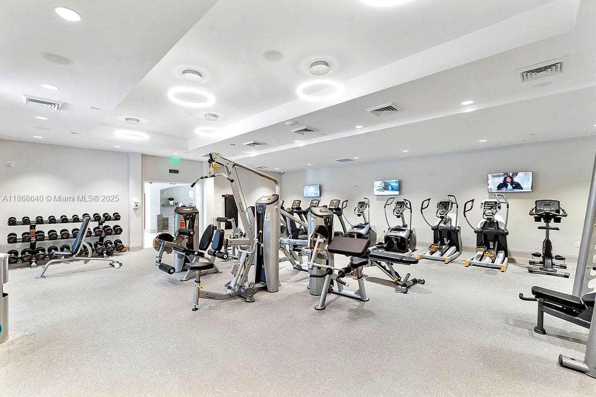 ATHLETIC CENTERSThe Commons appointed athletic and fitness centers with state-of-the art equipment allows you to design a training as strenuous or relaxing as you like. The fitness studio at Plaza del Lago not only includes a selection of state-of-the-art cardio and strength training equipment but also weekly classes held in the aerobics room.