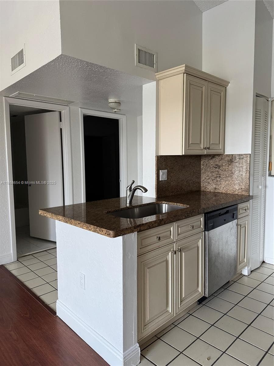 LAKEVIEW CLUB CONDO · #310 in Oakland Park - Photo 2