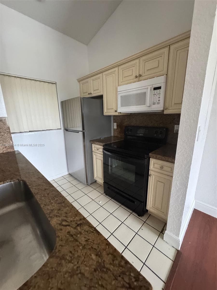 LAKEVIEW CLUB CONDO · #310 in Oakland Park - Photo 4