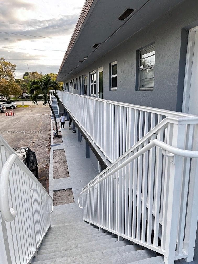 Only two floors and access stairs on both sides