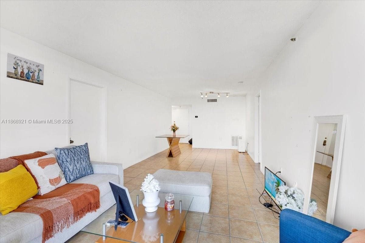 CHANTILLY CONDO · #607 in Miami - Photo 13