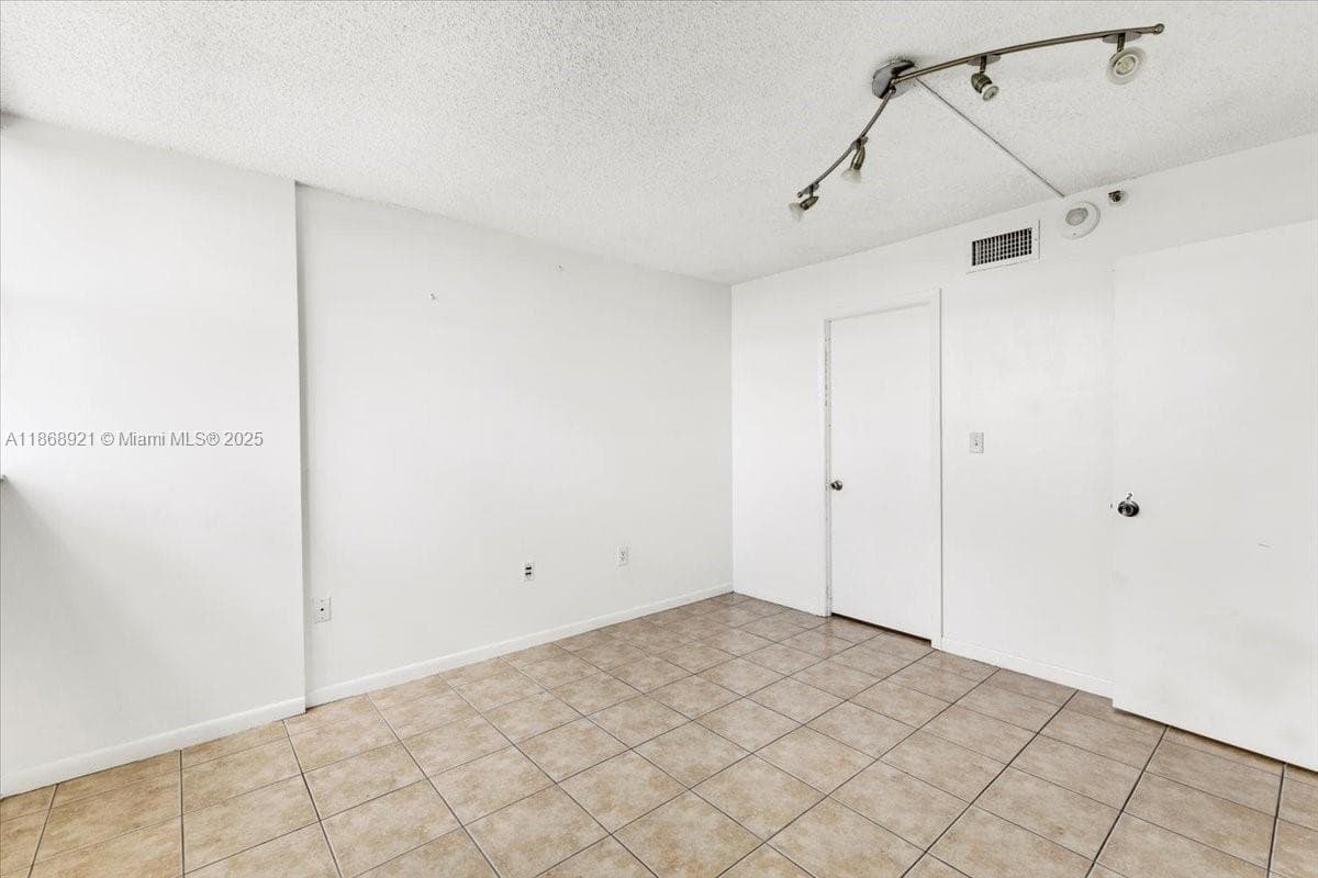 CHANTILLY CONDO · #607 in Miami - Photo 22