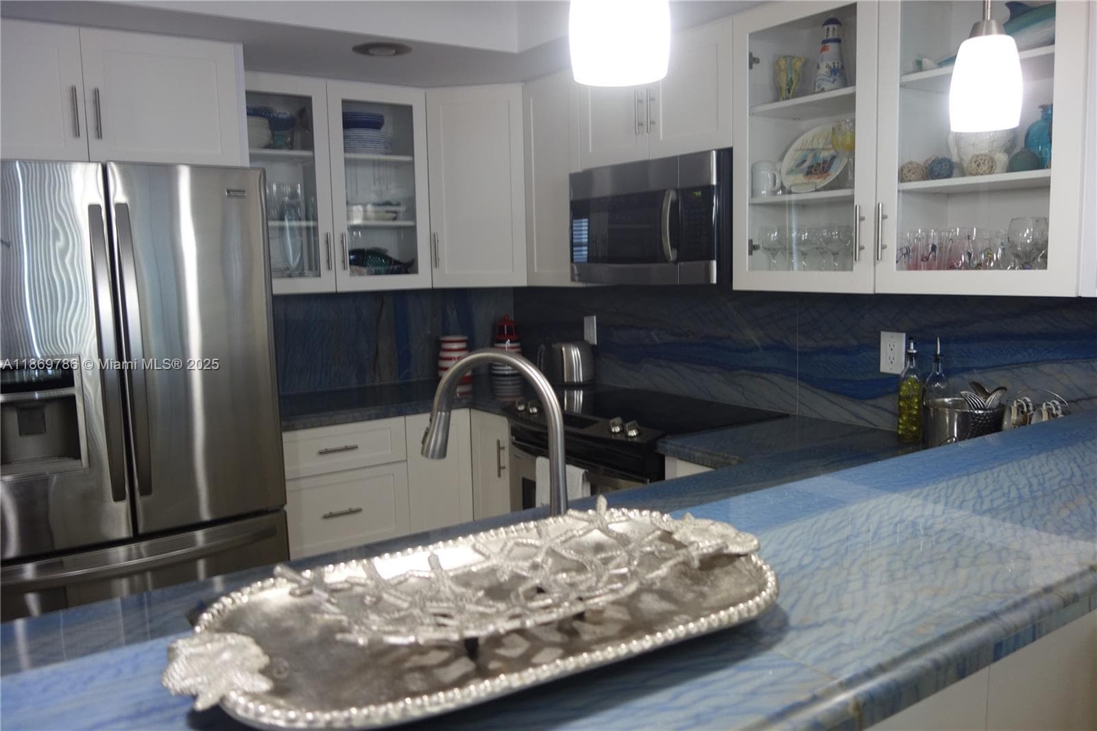 ARLEN BEACH CONDO · #1510 in Miami Beach - Photo 2