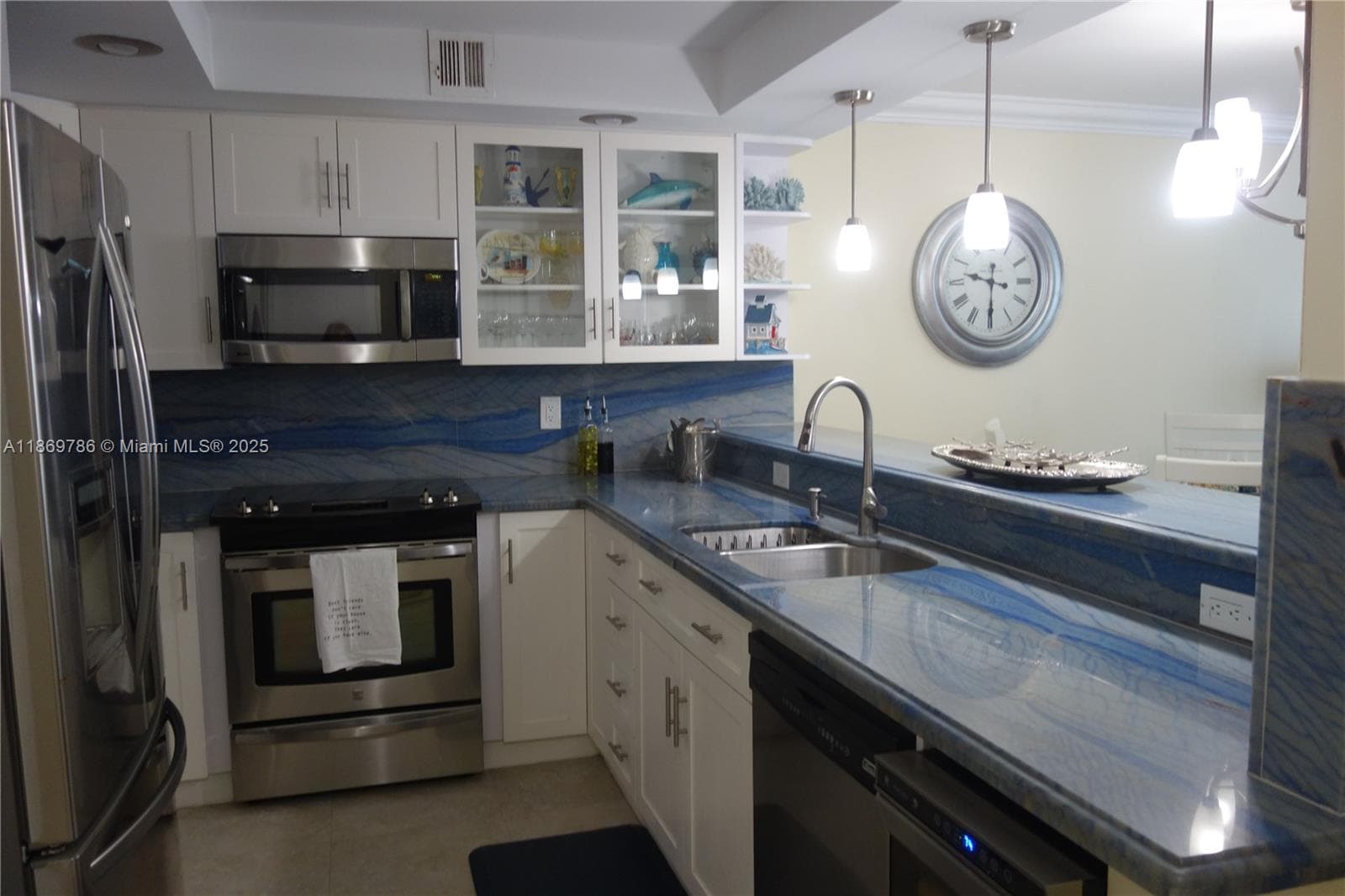 ARLEN BEACH CONDO · #1510 in Miami Beach - Photo 3