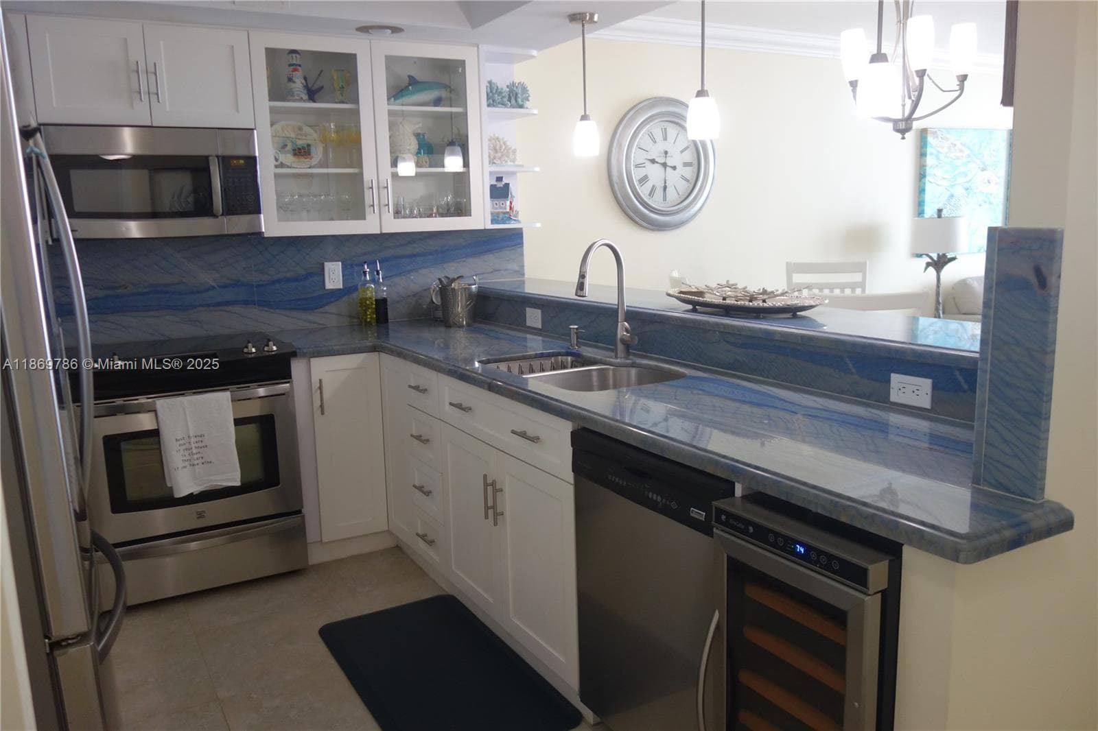 ARLEN BEACH CONDO · #1510 in Miami Beach - Photo 1