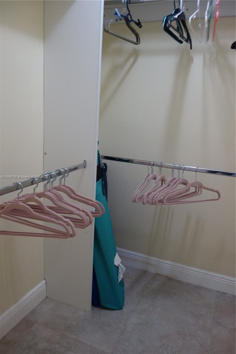 WALKING IN CLOSET
