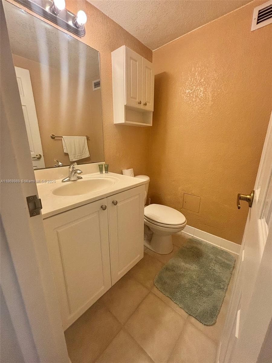 Half bath/powder room