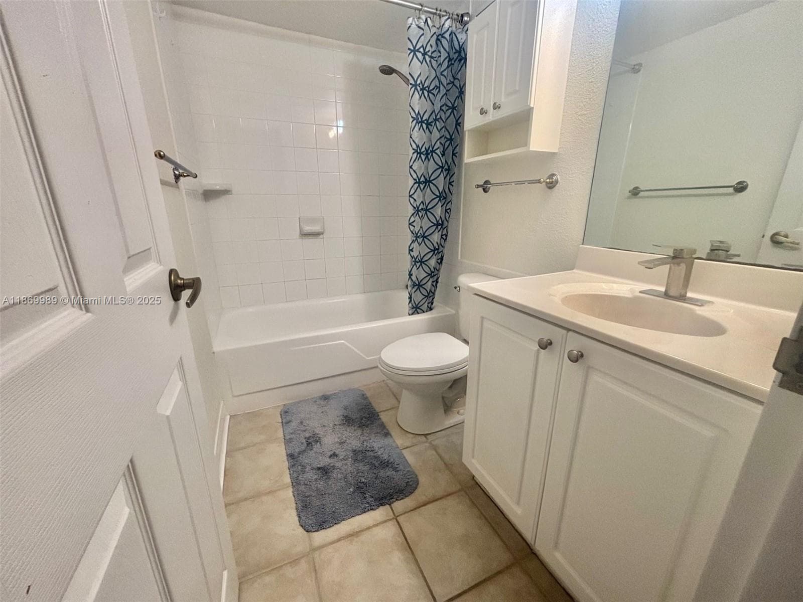 Ensuite full bathroom