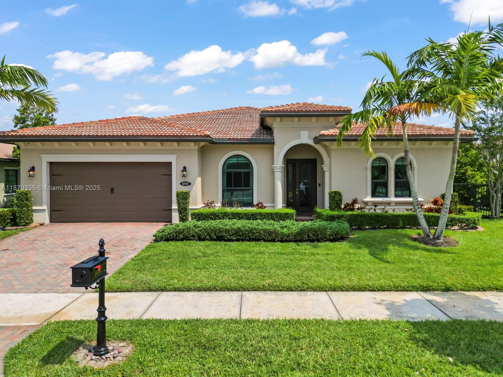 10987 Pinnacle Way photo 1