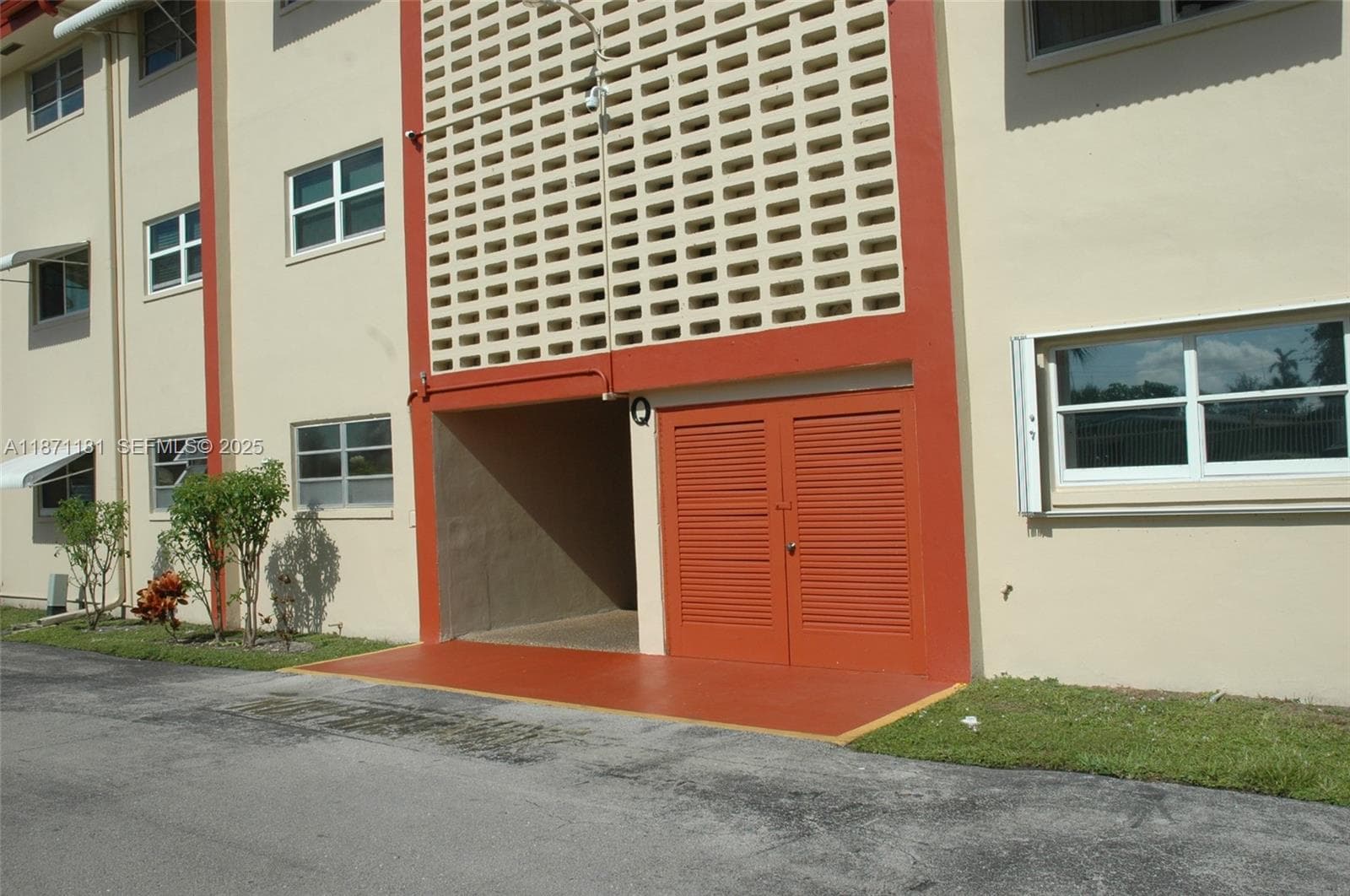BEVERLY HILLS CONDO · #Q307 in Hollywood - Photo 2