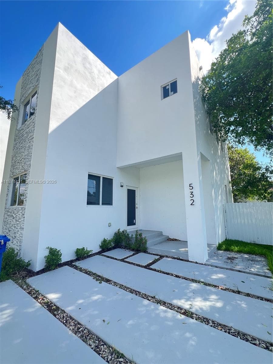 532 NW 17th Ave #0 photo 2