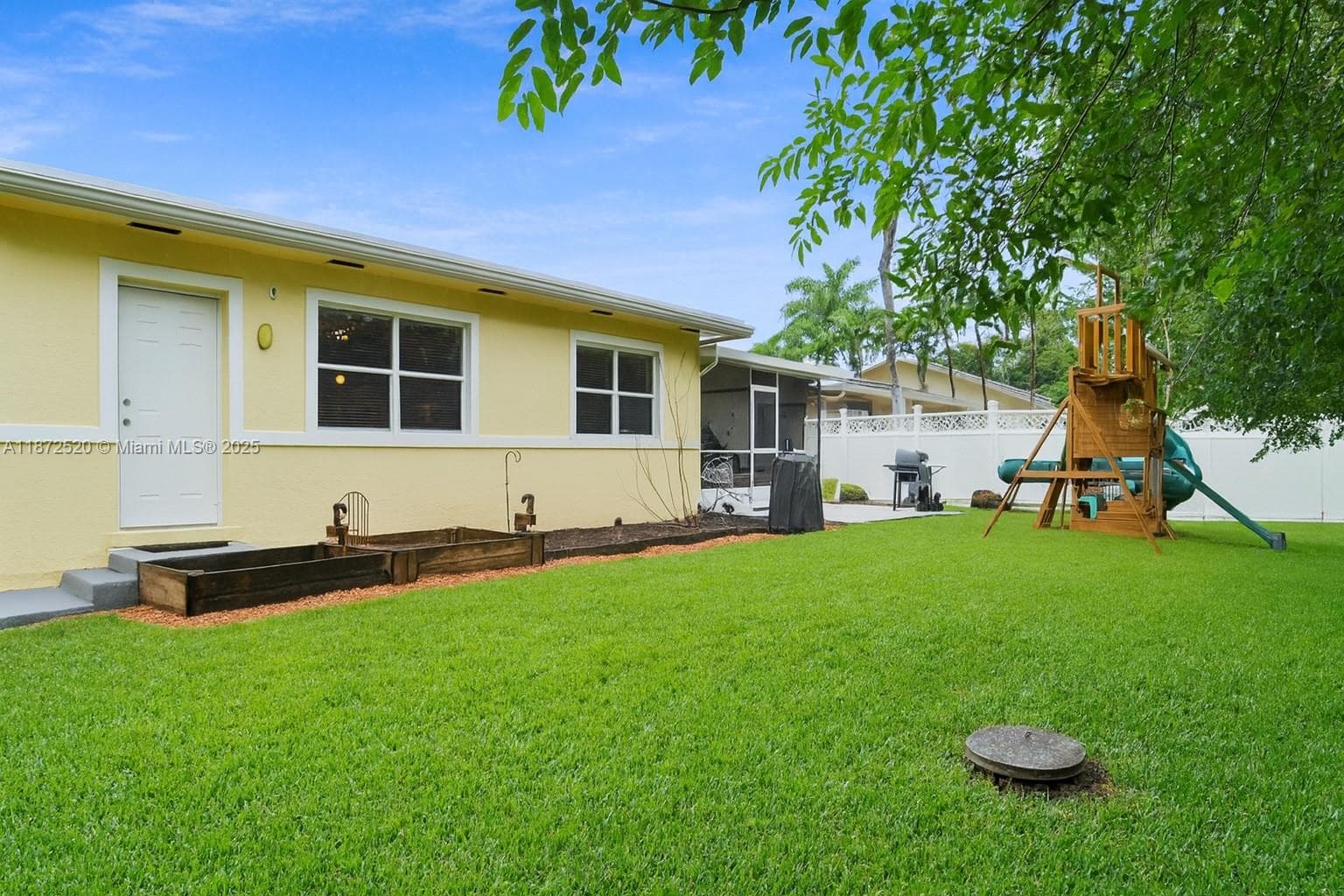 1960 SW 28th Way photo 27