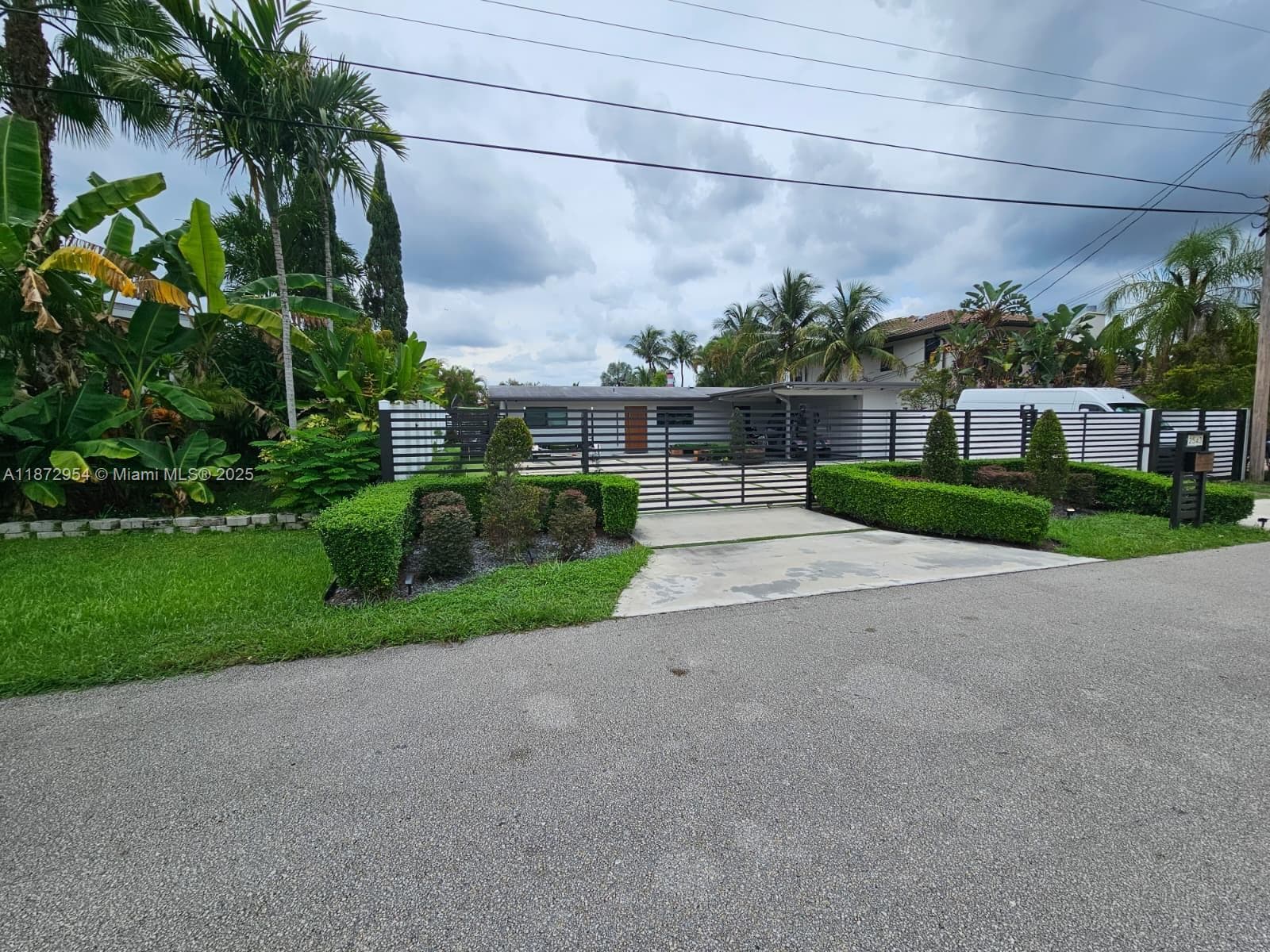 2543 Gulfstream Ln photo 2