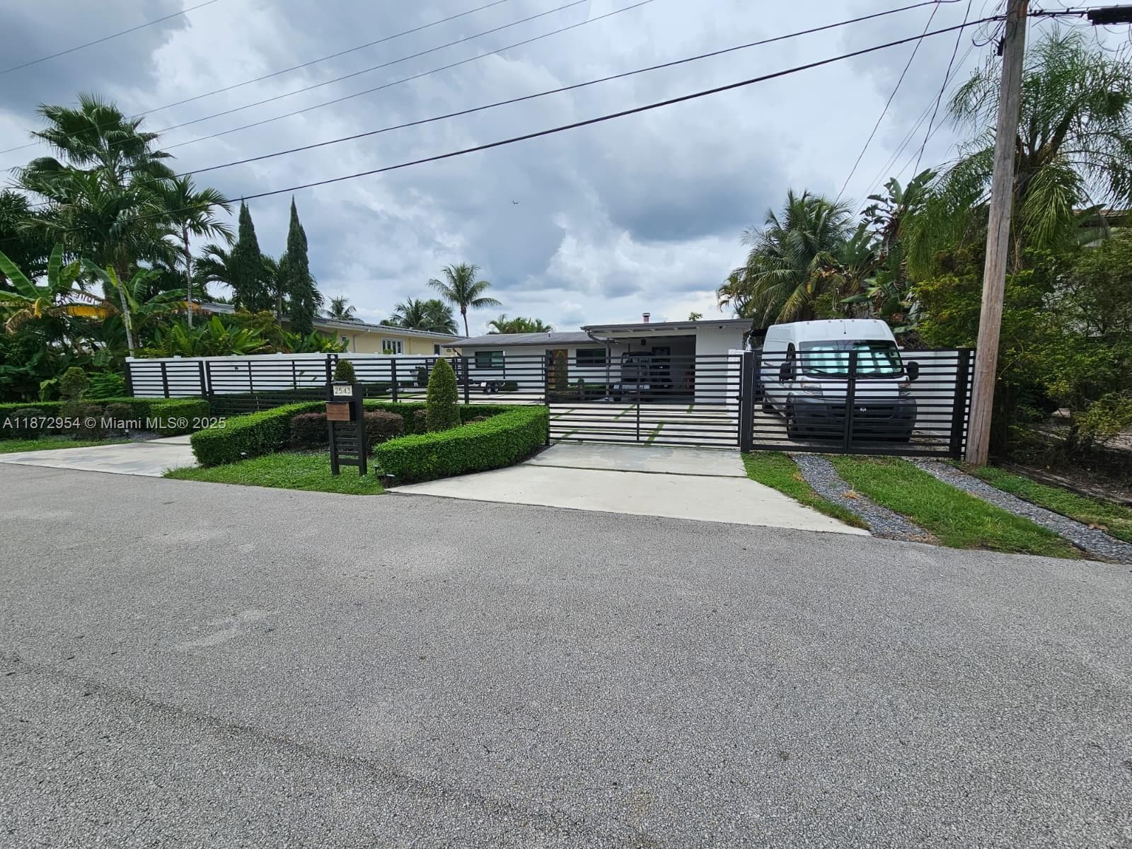 2543 Gulfstream Ln photo 3