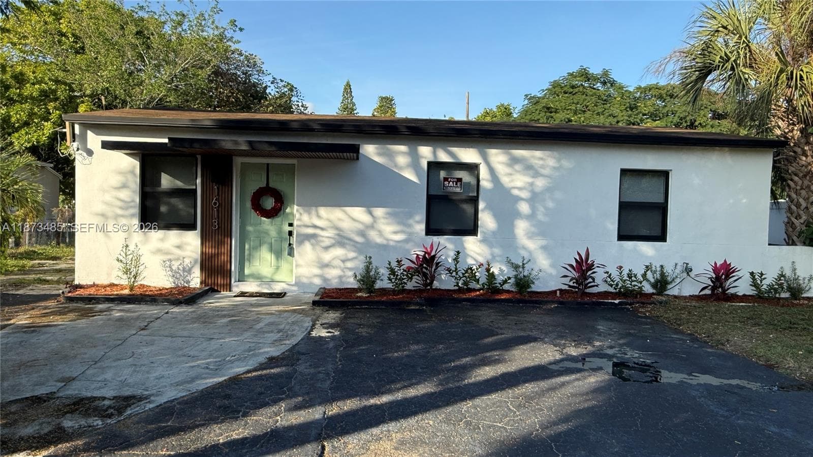 Excellent layout perfect for entertaining, with ample natural light.
