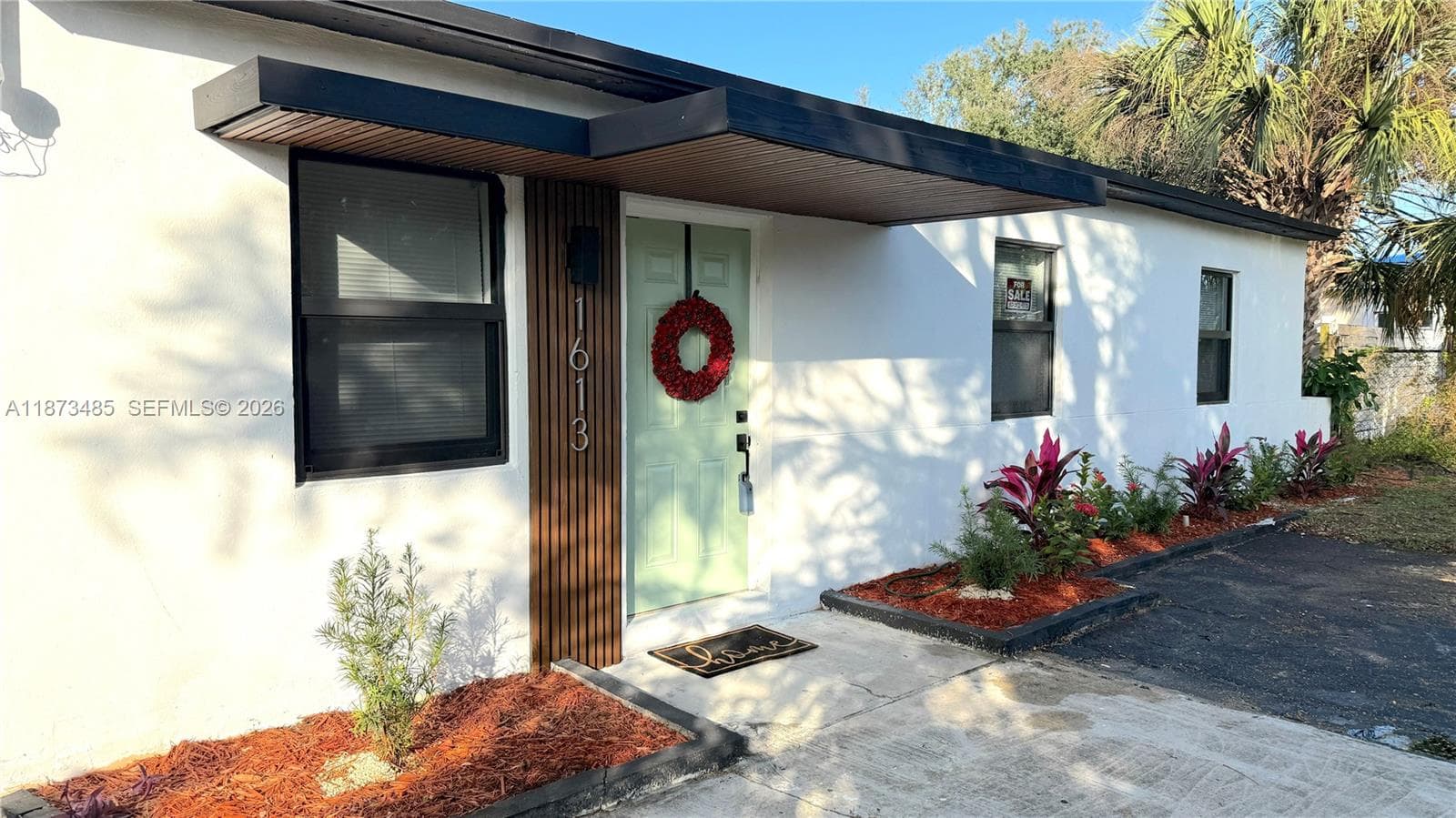Excellent layout perfect for entertaining, with ample natural light.