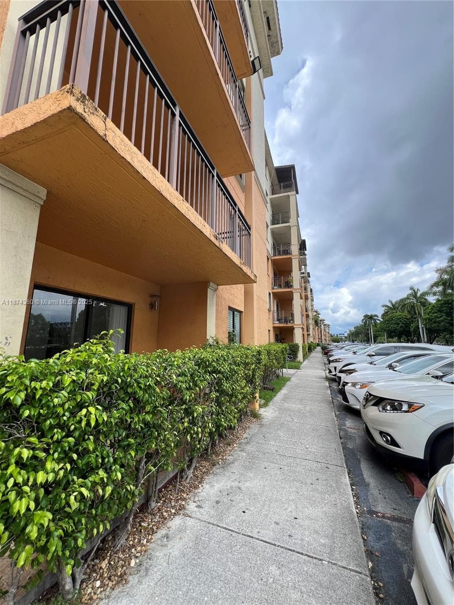 KEYSTONE COURTS CONDO · #E101 in Miami - Photo 2