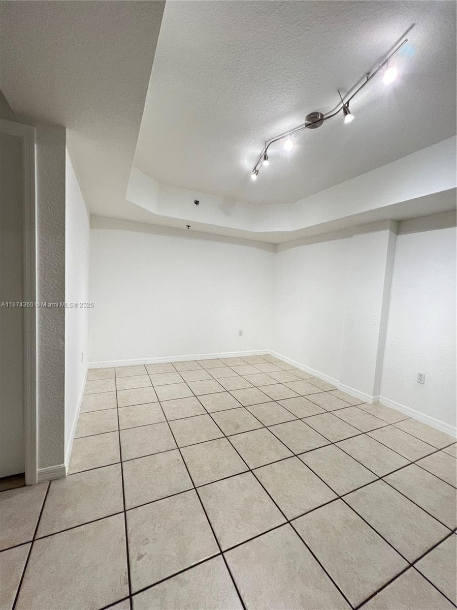 KEYSTONE COURTS CONDO · #E101 in Miami - Photo 12
