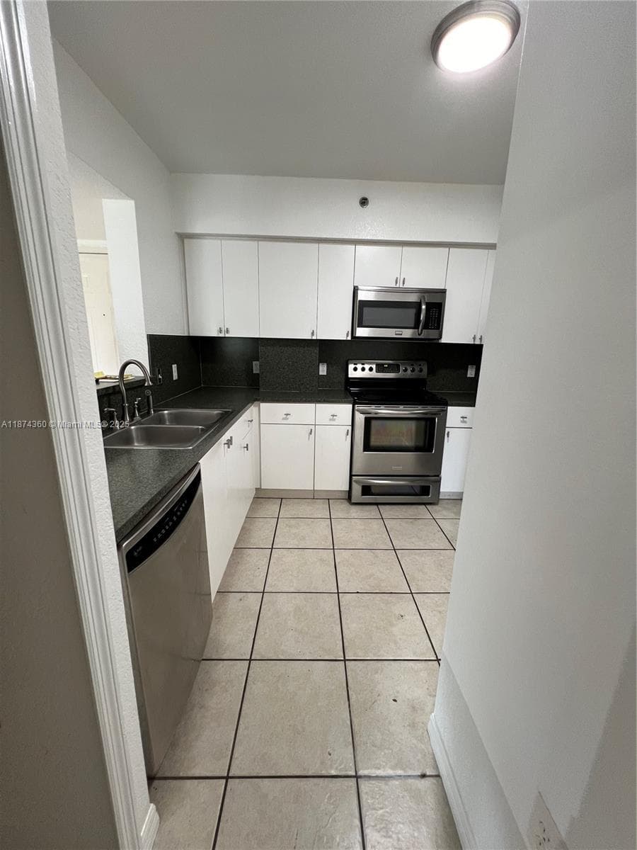 KEYSTONE COURTS CONDO · #E101 in Miami - Photo 9