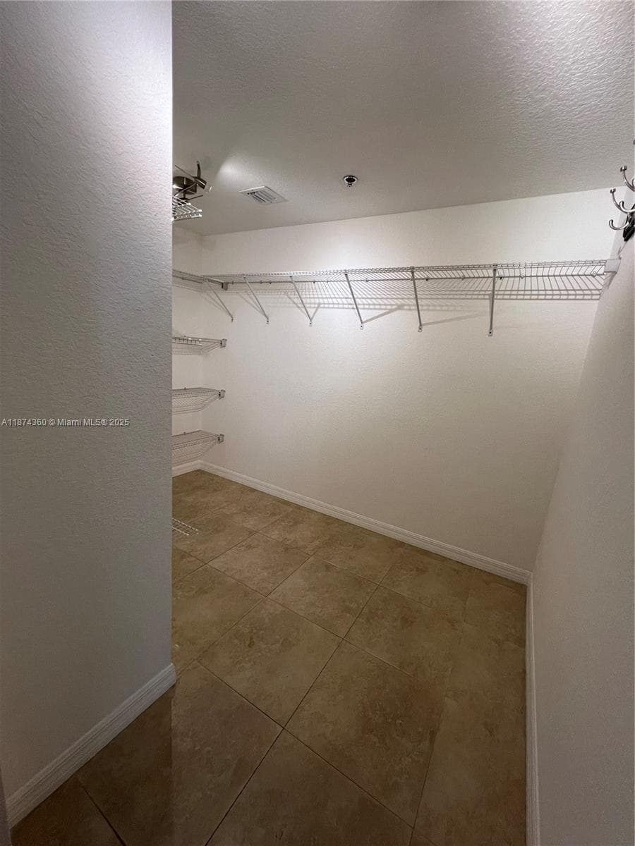 KEYSTONE COURTS CONDO · #E101 in Miami - Photo 4