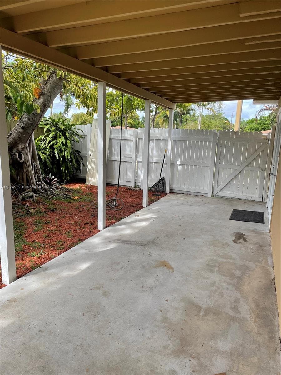 1625 NW 9th Ave photo 13