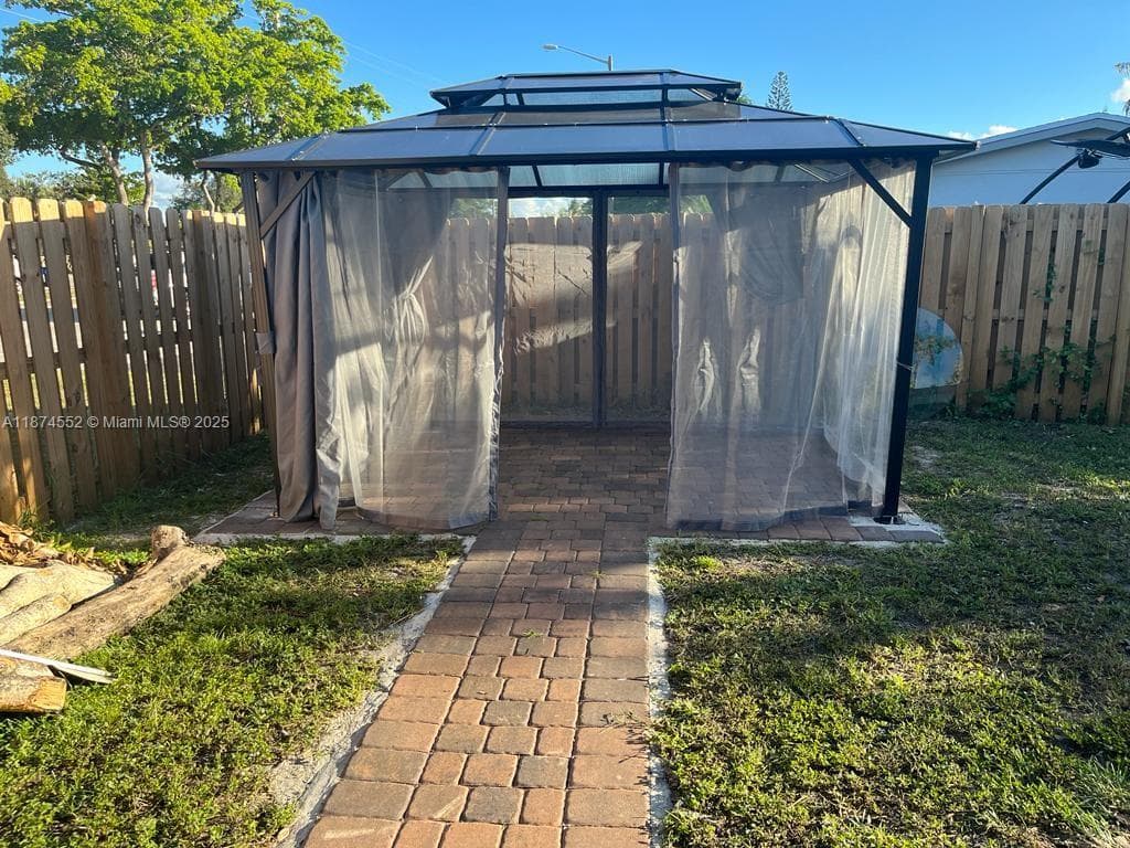 1625 NW 9th Ave photo 3