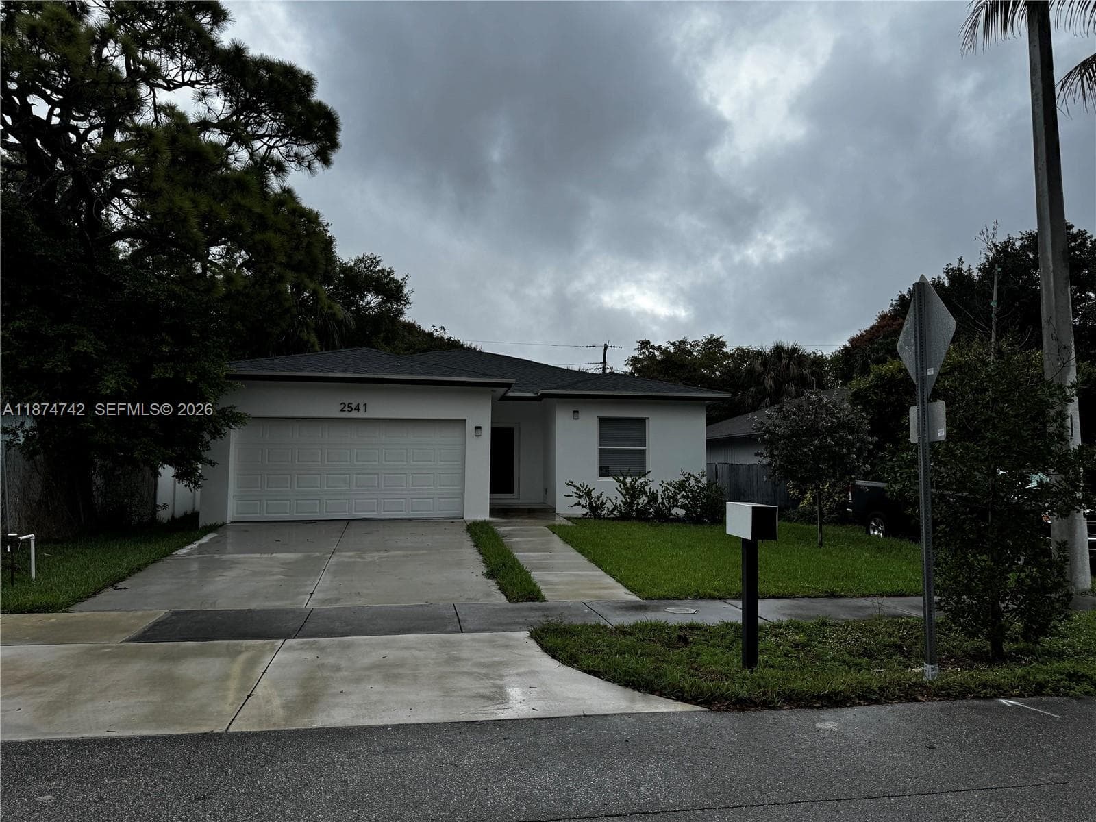 2541 NW 9th St photo 1