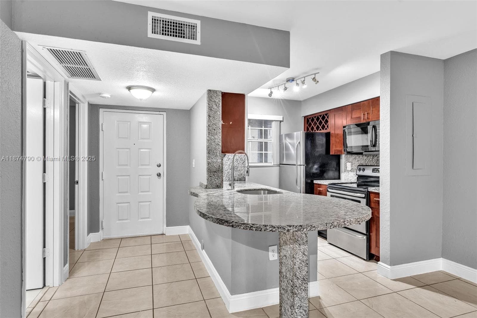 LAKEVIEW CLUB CONDO · #108 in Oakland Park - Photo 3