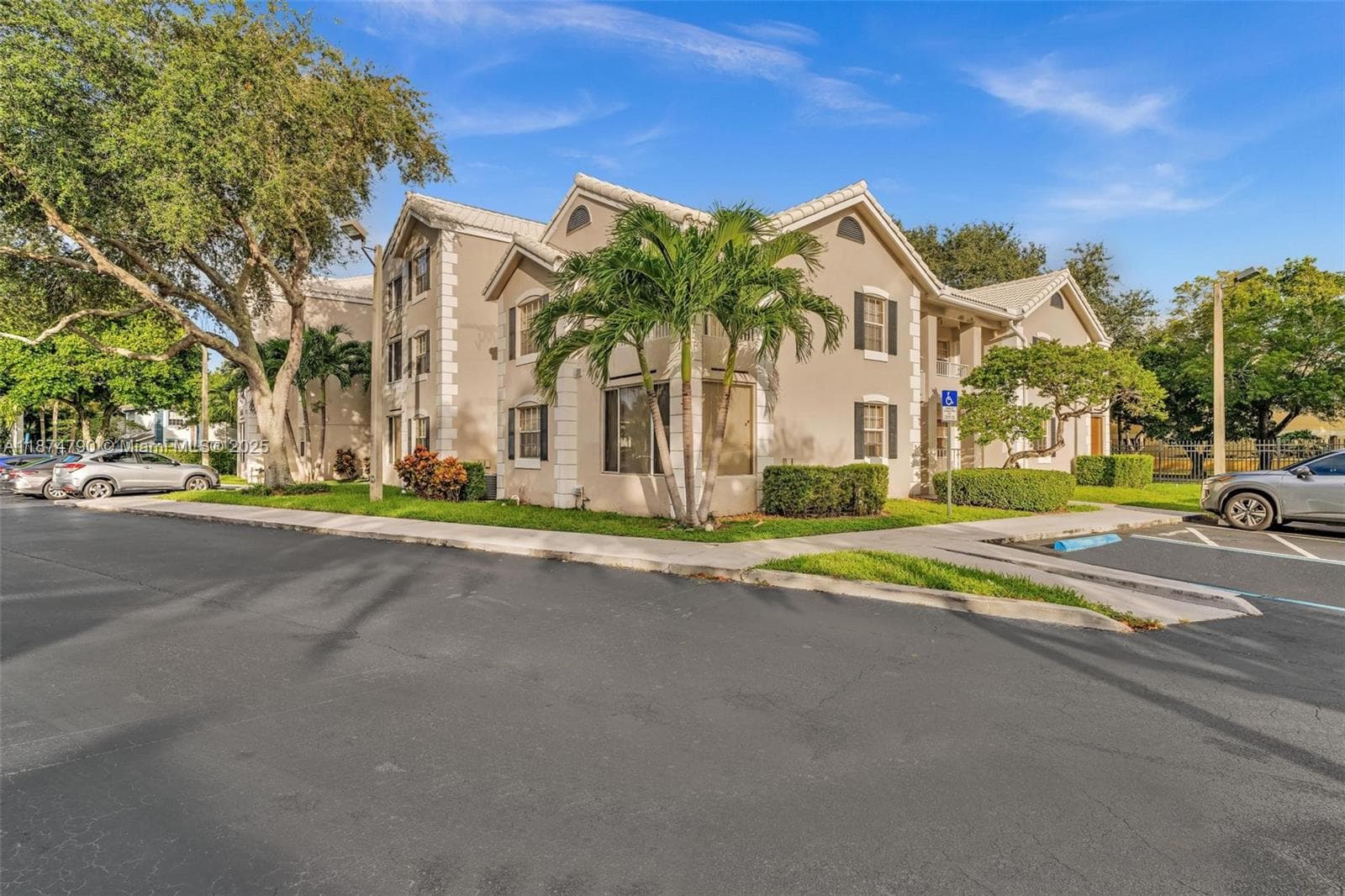 LAKEVIEW CLUB CONDO · #108 in Oakland Park - Photo 1