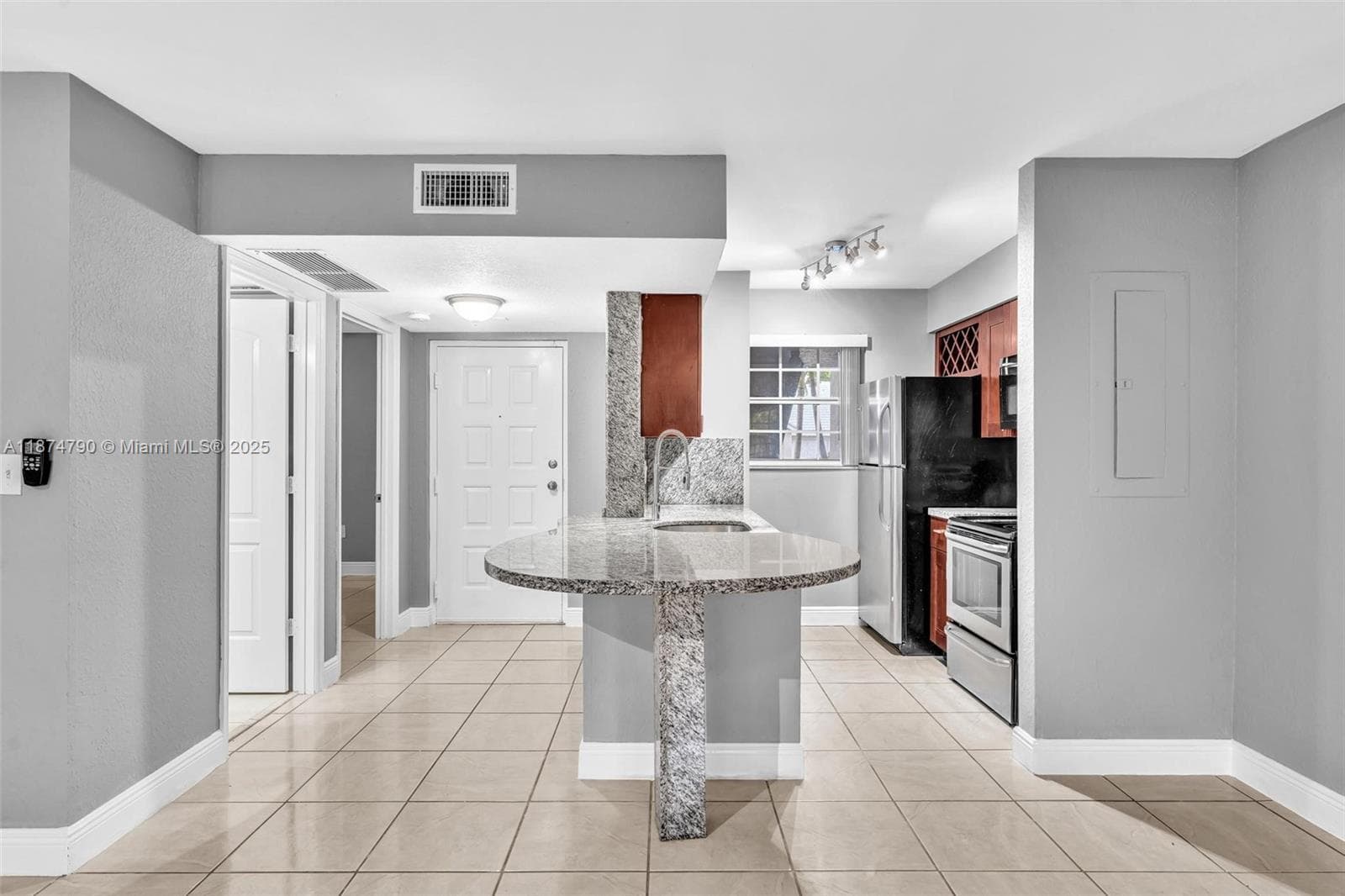 LAKEVIEW CLUB CONDO · #108 in Oakland Park - Photo 4