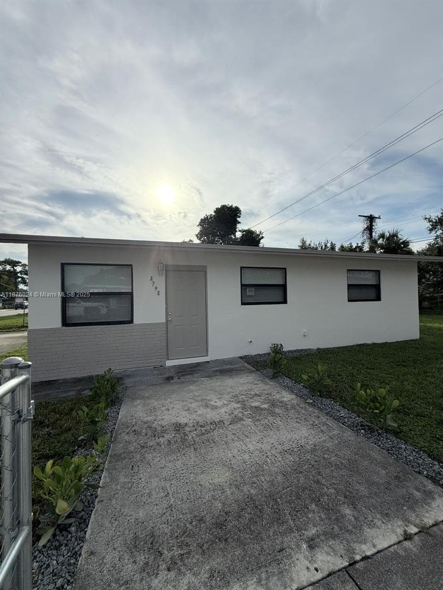 2798 NW 9th Pl photo 7