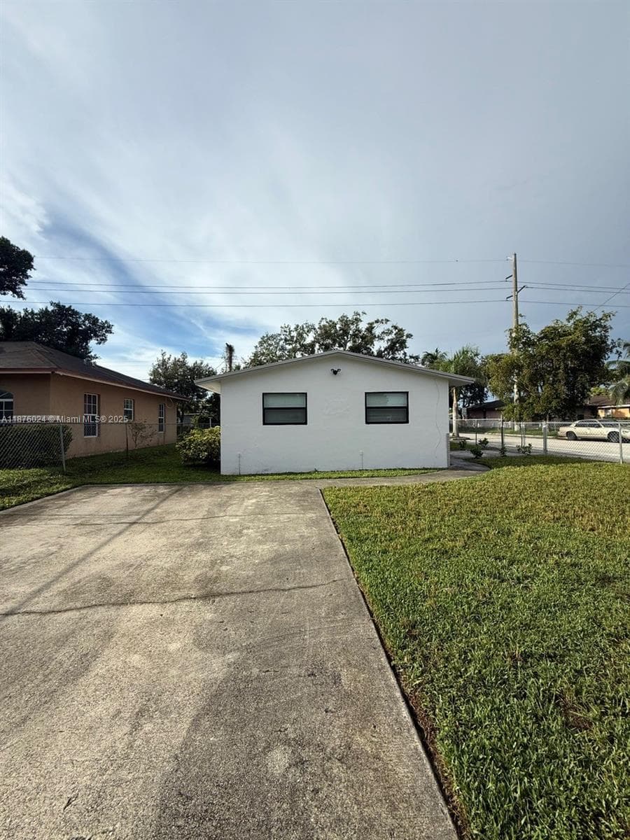 2798 NW 9th Pl photo 4