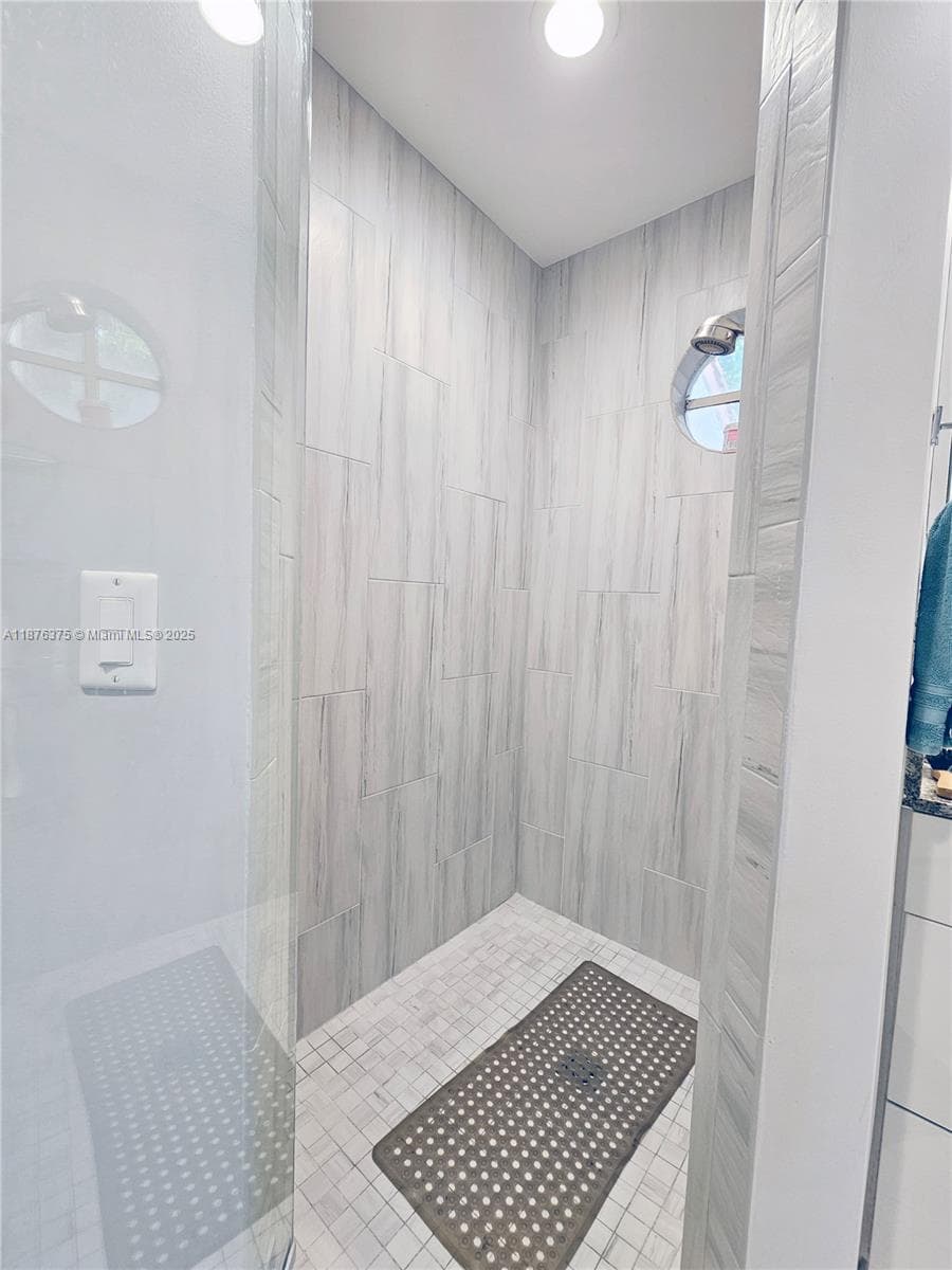 EMERALD OAKS 17 CONDO · #1701 in Hollywood - Photo 27
