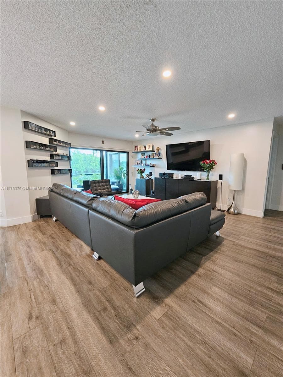 EMERALD OAKS 17 CONDO · #1701 in Hollywood - Photo 3