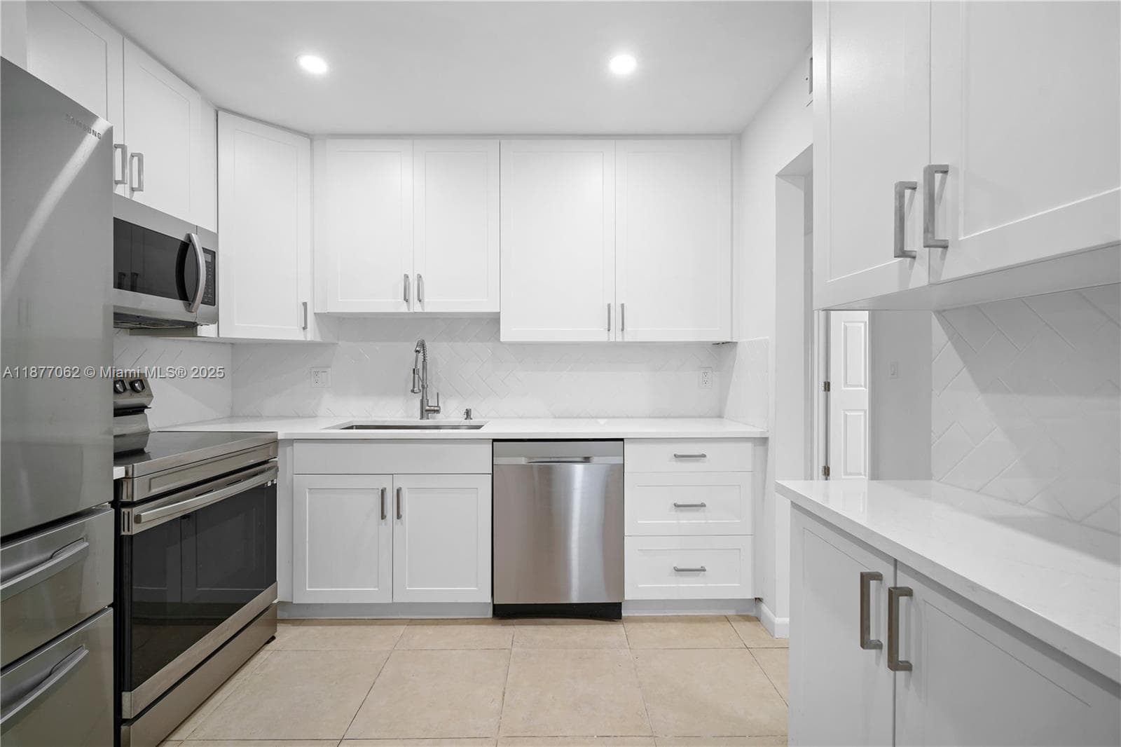 AZURE LAKE CONDO · #107 in Miami - Photo 2
