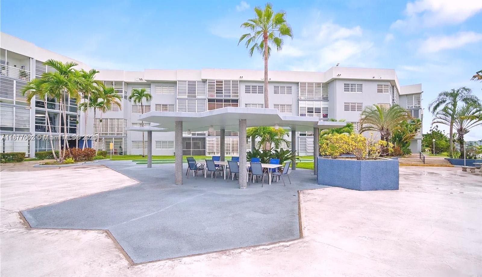AZURE LAKE CONDO · #107 in Miami - Photo 42