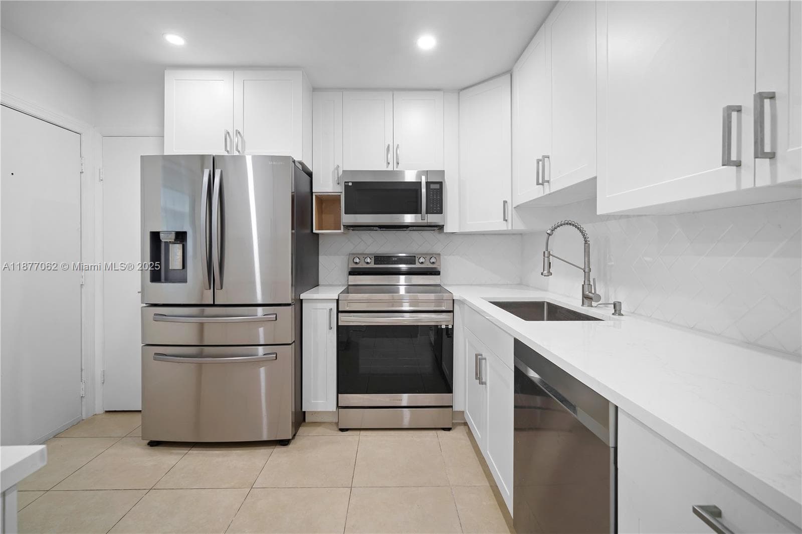 AZURE LAKE CONDO · #107 in Miami - Photo 3