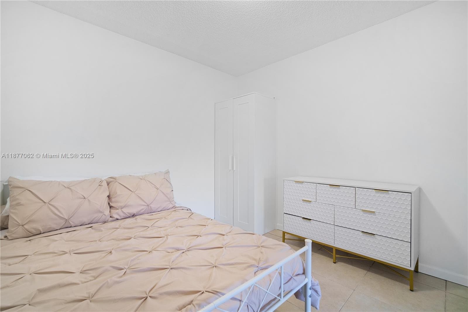 AZURE LAKE CONDO · #107 in Miami - Photo 18