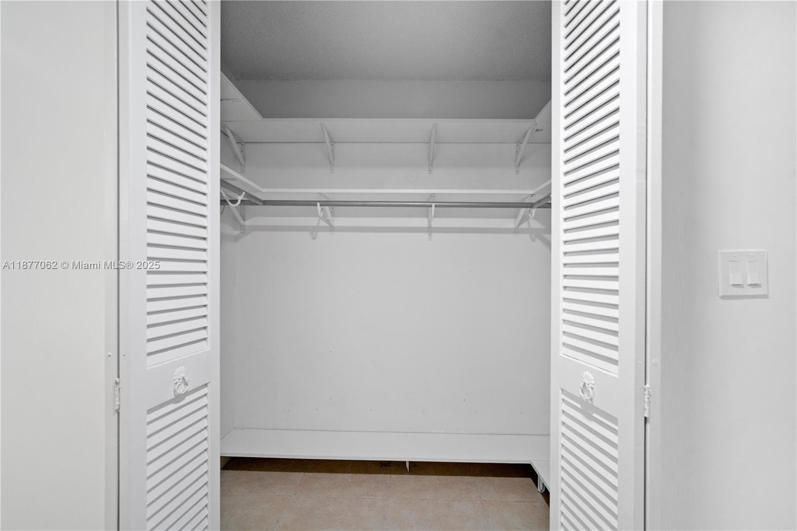 AZURE LAKE CONDO · #107 in Miami - Photo 31