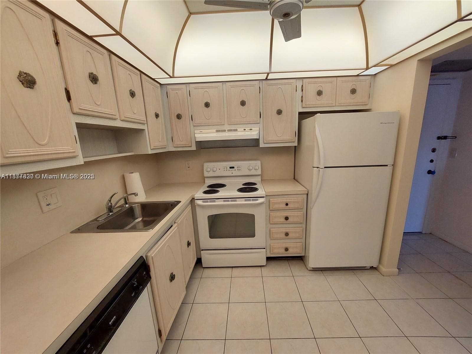 BARCELONA CONDO NORTH · #438 in Pompano Beach - Photo 3