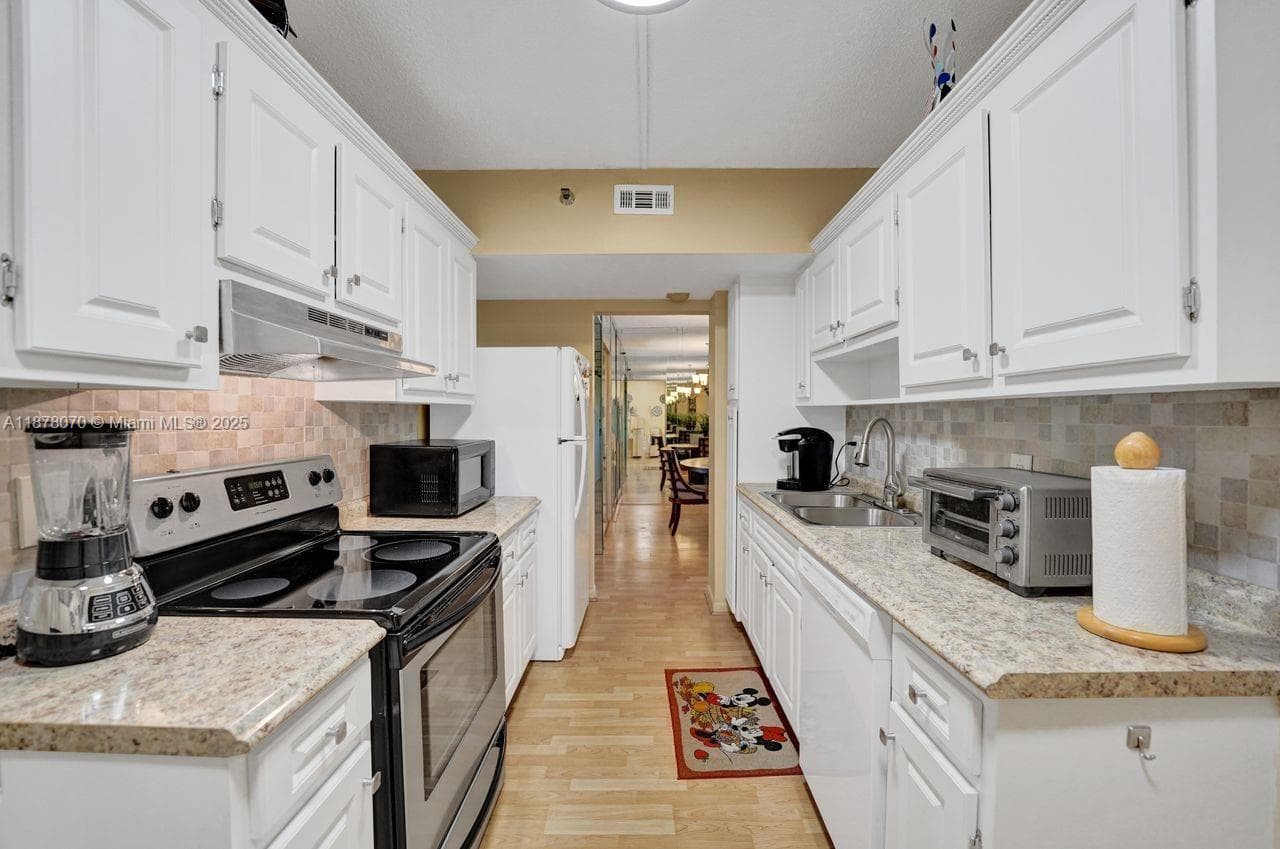 HILLCREST · #403 in Hollywood - Photo 17