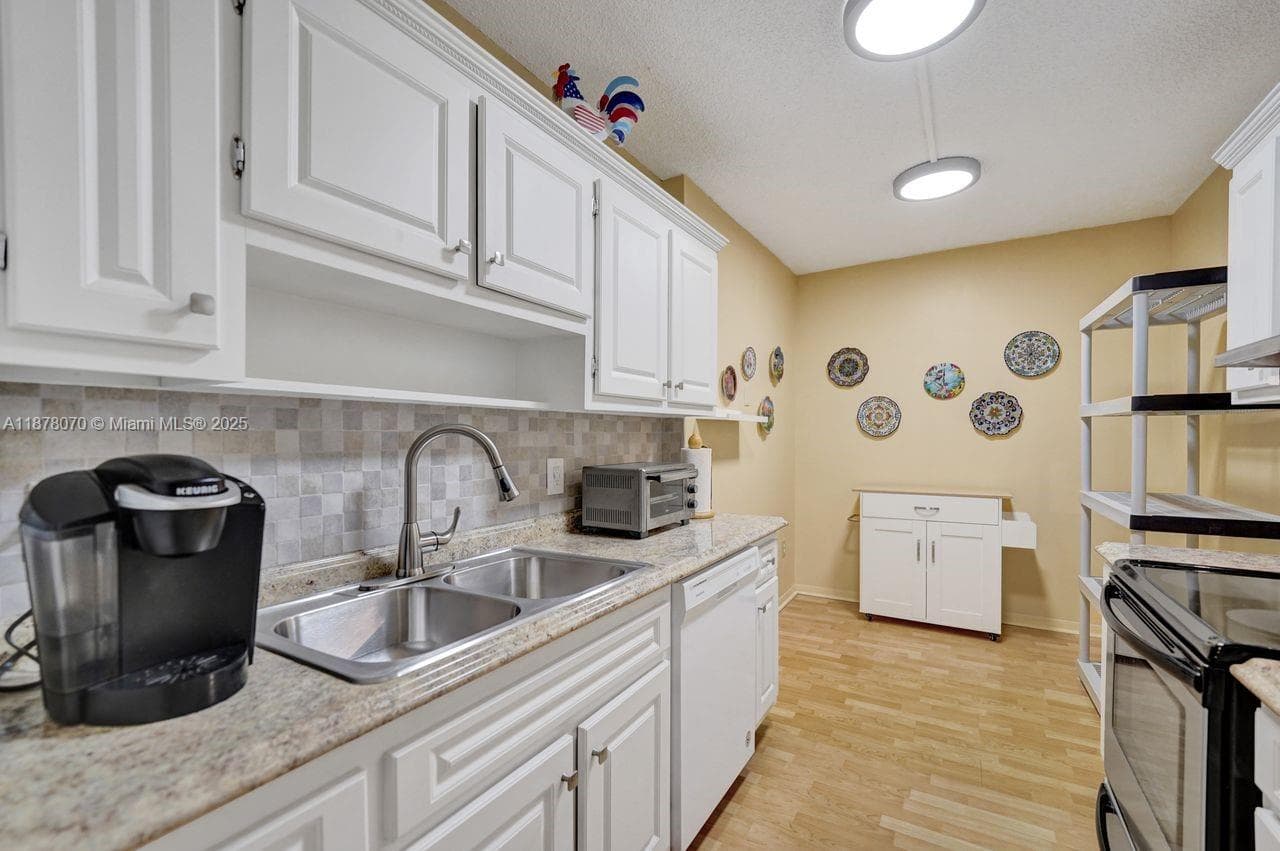 HILLCREST · #403 in Hollywood - Photo 15