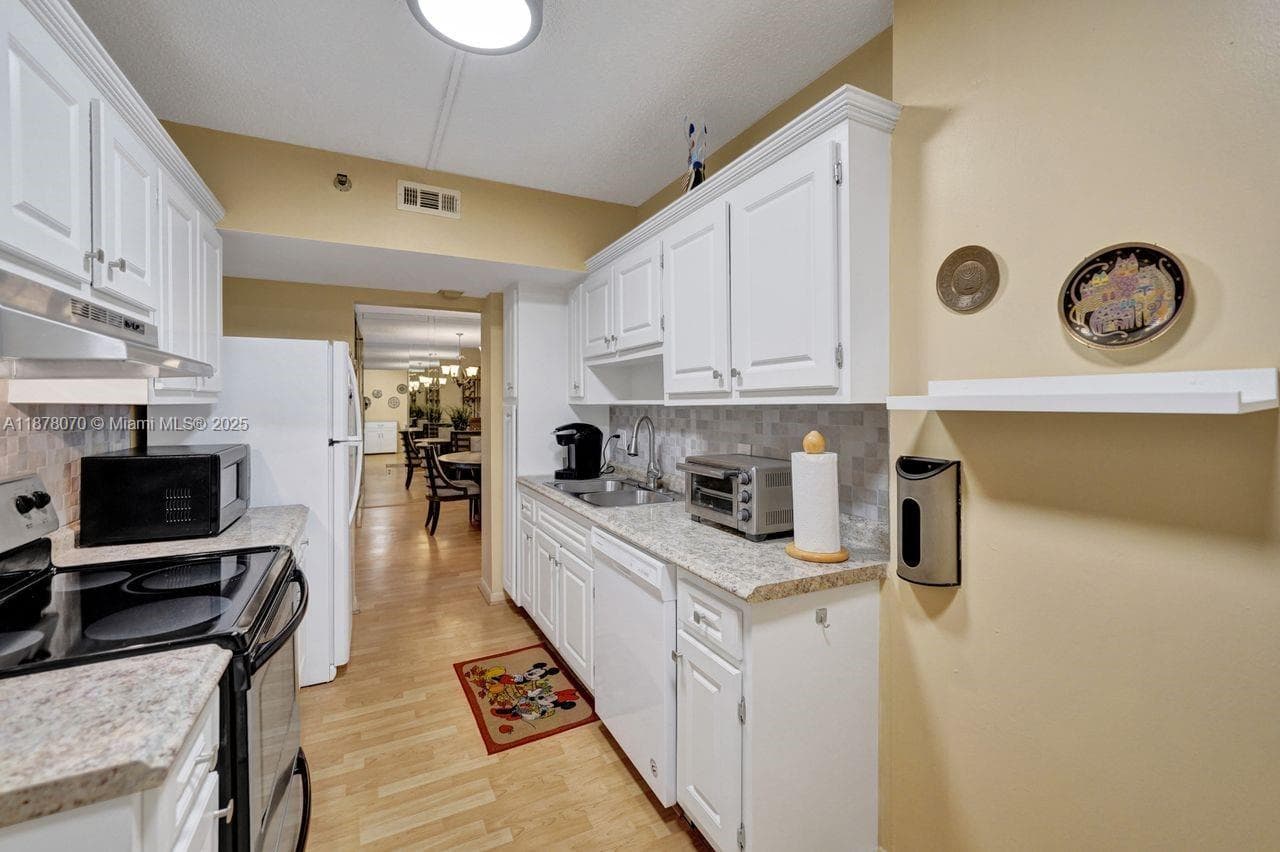 HILLCREST · #403 in Hollywood - Photo 19