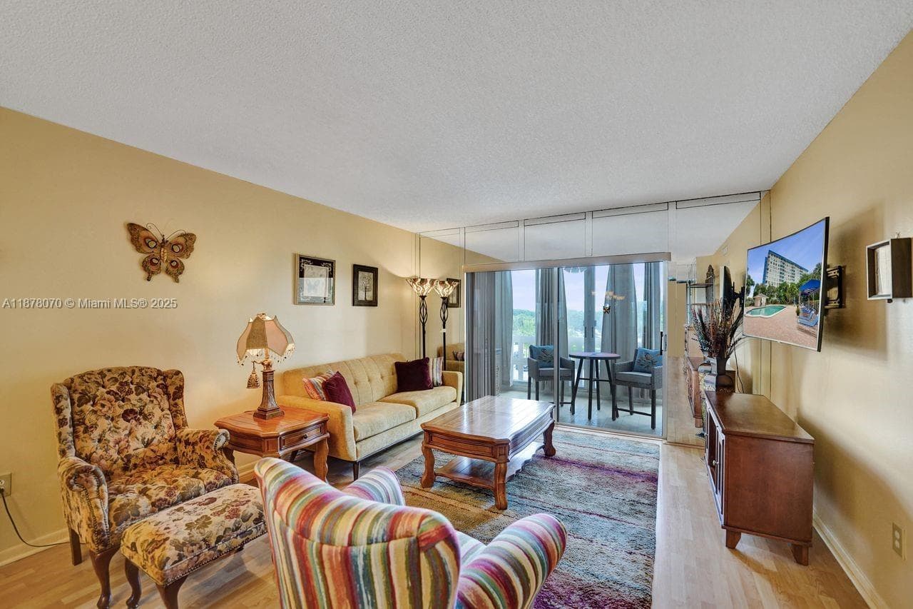 HILLCREST · #403 in Hollywood - Photo 8