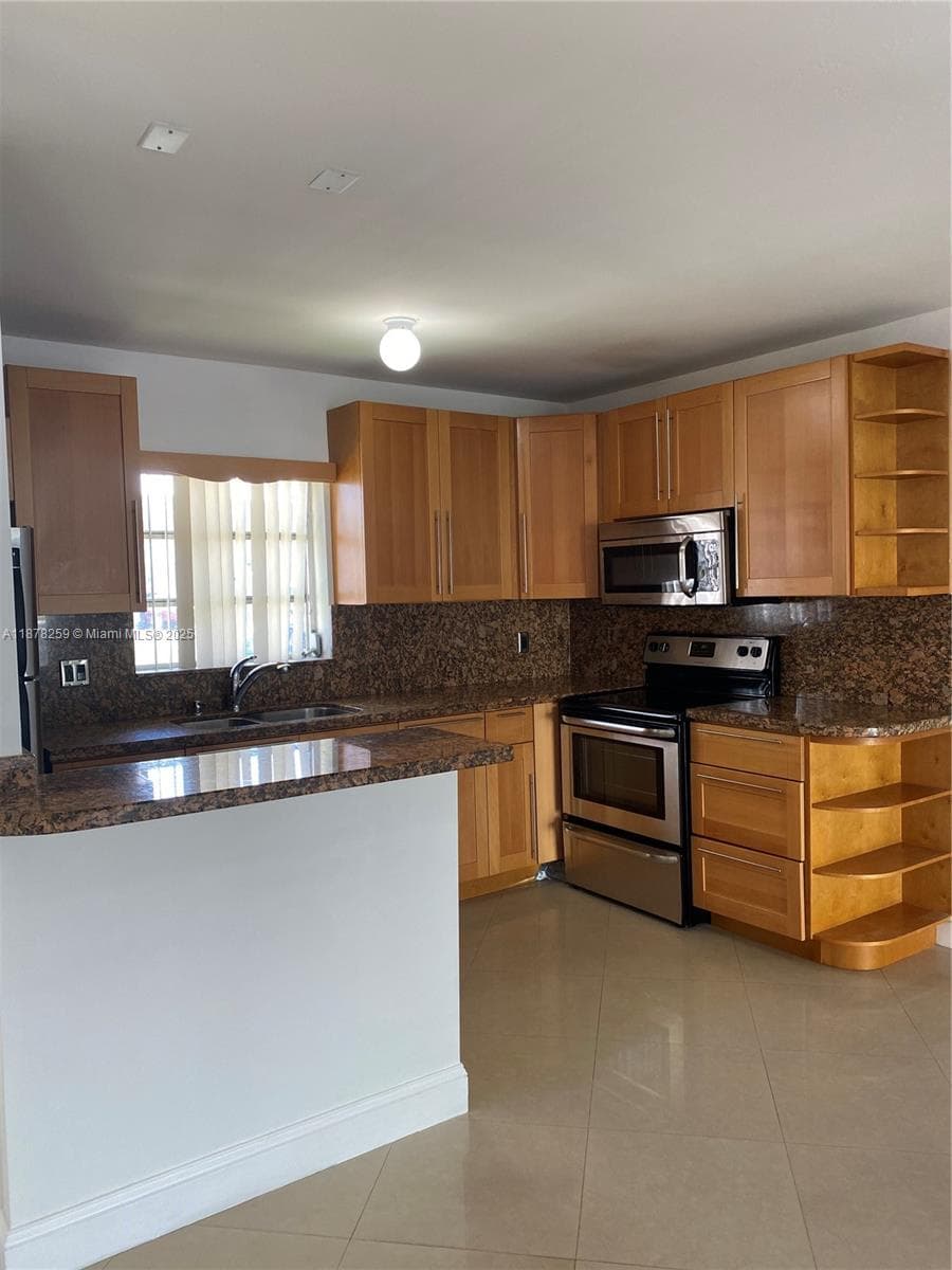 VILLAGE AT DADELAND · #H121 in Miami - Photo 3
