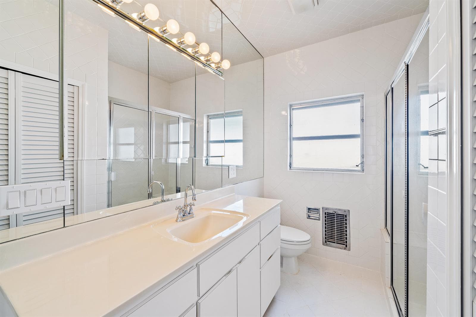 210 Russlyn Dr MLS-12