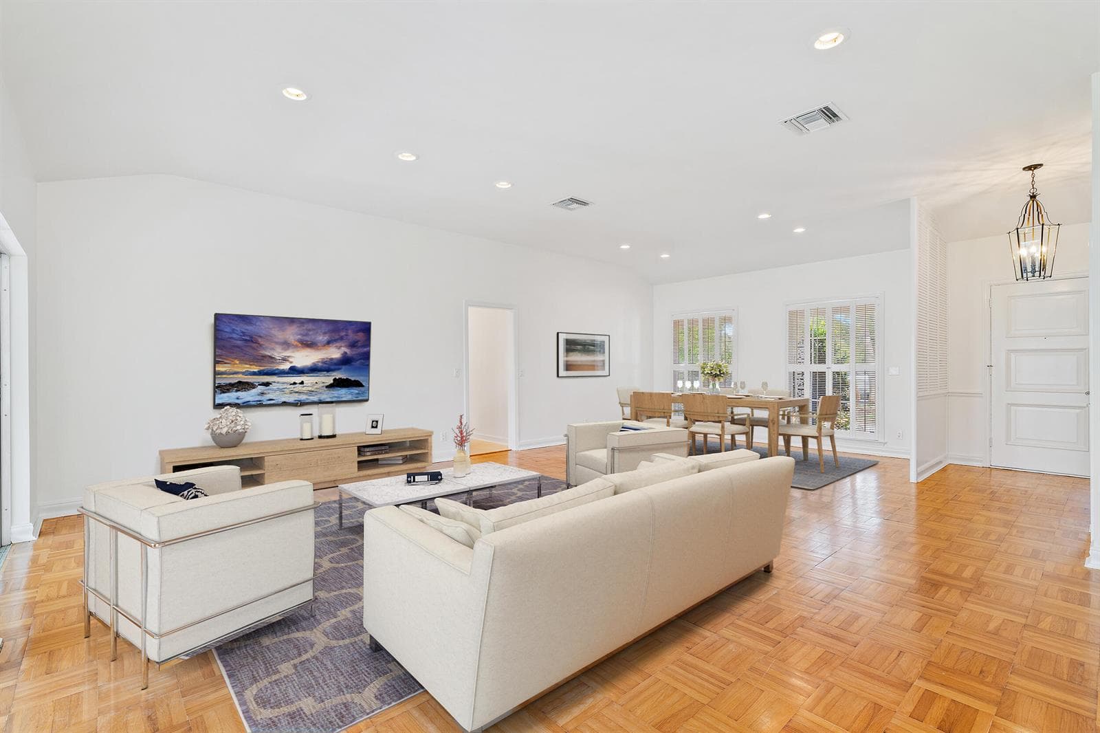210 Russlyn Dr Staged-2