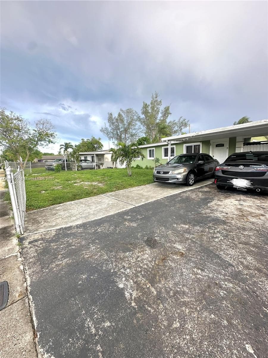 1620 NW 15th Pl photo 2